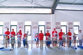 实践队在蔗香儿童之家与蔗香小朋友拼装飞机模型